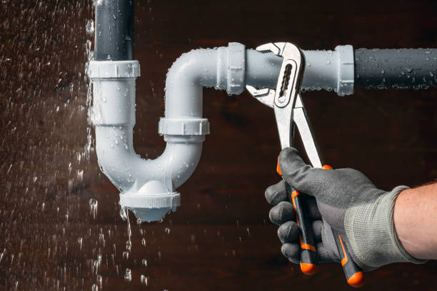 Professional Emergency Plumber technician working in Albertson, NY
